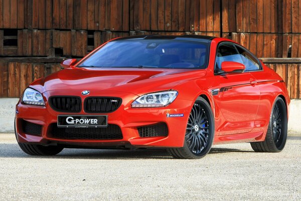 Bmw di colore rosso brillante