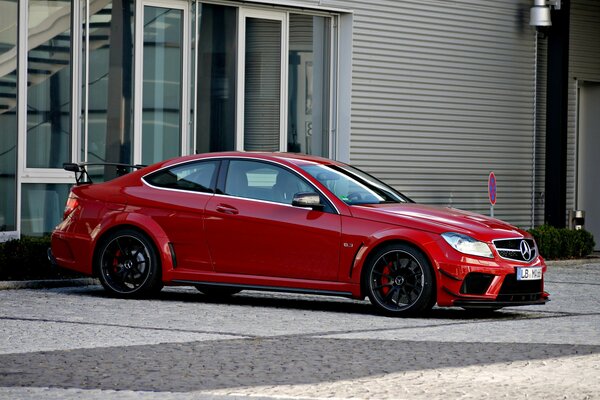 Coche deportivo rojo de Mercedes