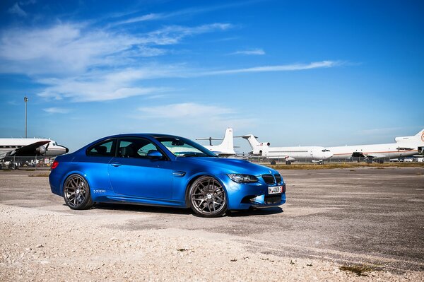 Une BMW bleue sur la piste d erodrome