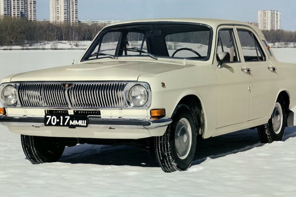 Coche soviético GAZ-24 en invierno