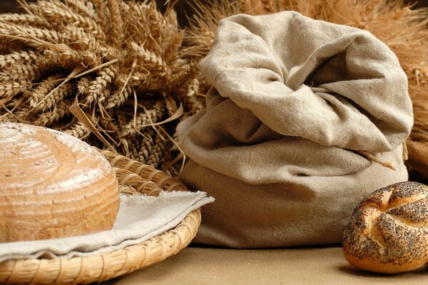 Pane con un sacchetto di lino su uno sfondo di spighette