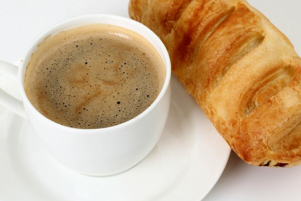 Una modesta colazione a base di caffè e brioche