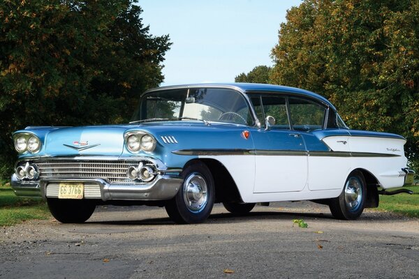 Chevrolet classique sur route goudronnée