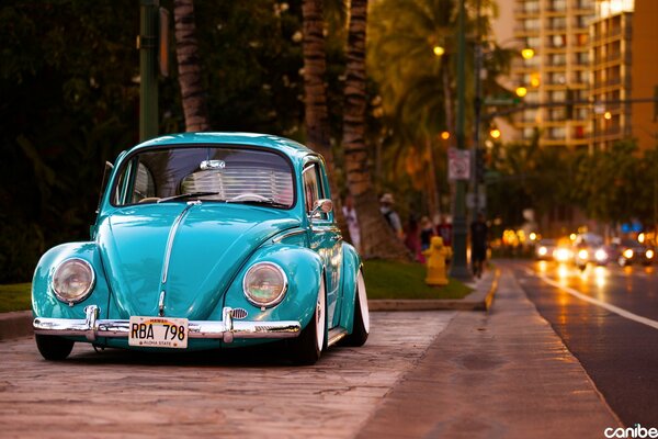 Voiture classique avec tuning turquoise Volkswagen