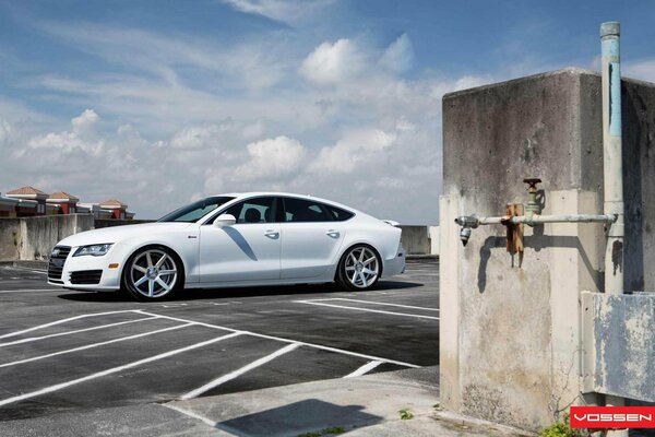 Audi blanc sur fond de ciel