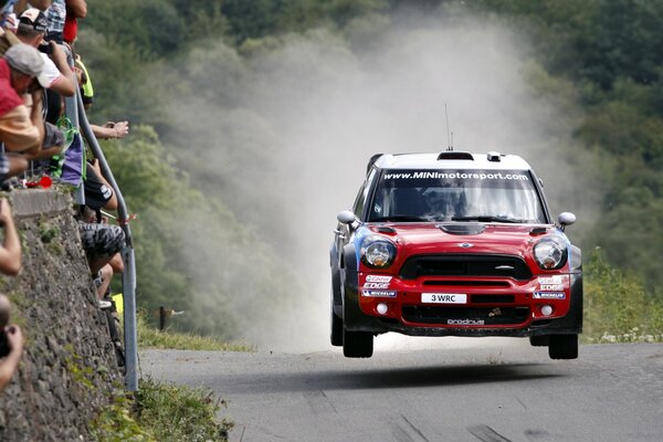 Mini Cooper rast über die Strecke