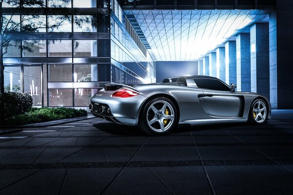 Porsche Carrera sullo sfondo di un edificio luminoso