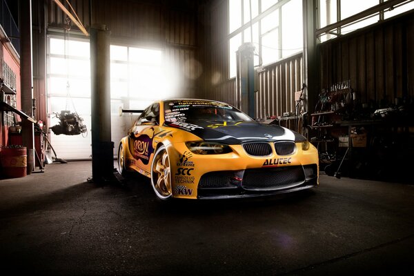Auto arancione BMW M3 in garage