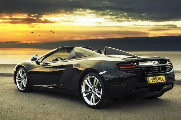 Zadok hermoso coche mcleren en los rayos de la puesta del sol