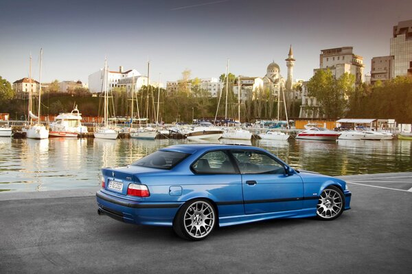 Drei BMW auf der Uferpromenade, im Hintergrund von Yachten