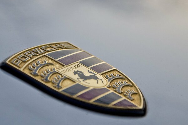 Bouclier métallique avec logo Porsche