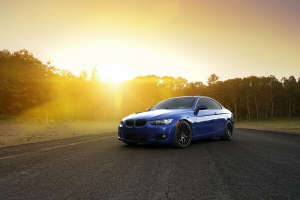 Belle voiture bmw 3 au soleil du soir