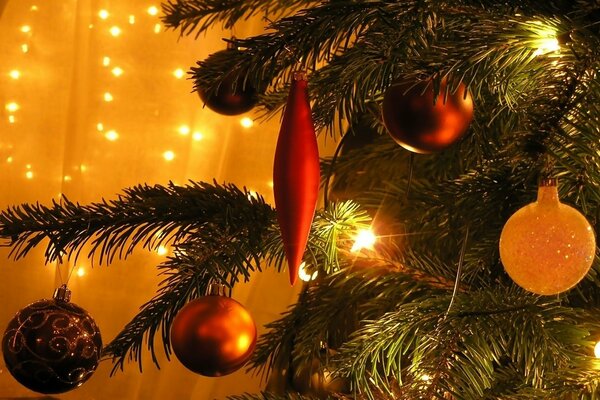 Odeur de sapin de Noël sur fond de lumières magiques