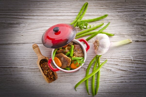 Carne deliziosa con fagioli in padella