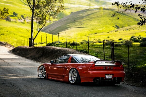 Coche rojo entre hermosos campos