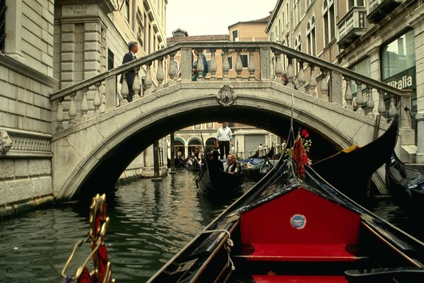 Gandola naviga attraverso il ponte a Venezia