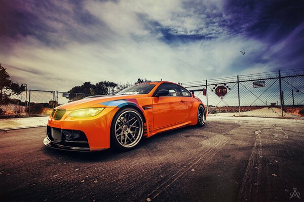 Voiture de sport orange sur meringue militaire américaine