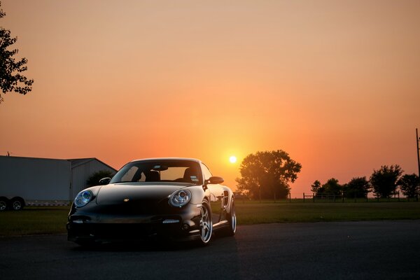 Porsche 911 na tle natury i zachodu Słońca