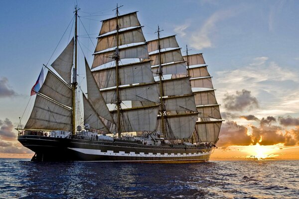 Schönes Schiff bei Sonnenuntergang