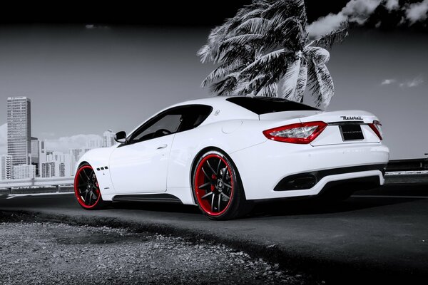 Maserati granturismo на вьезде в пасмурный город