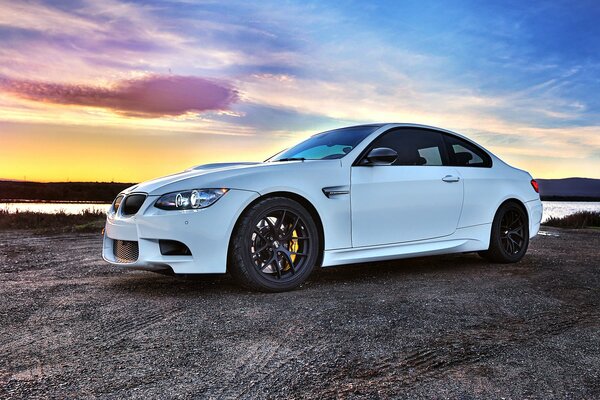 Weißer BMW bei Sonnenuntergang