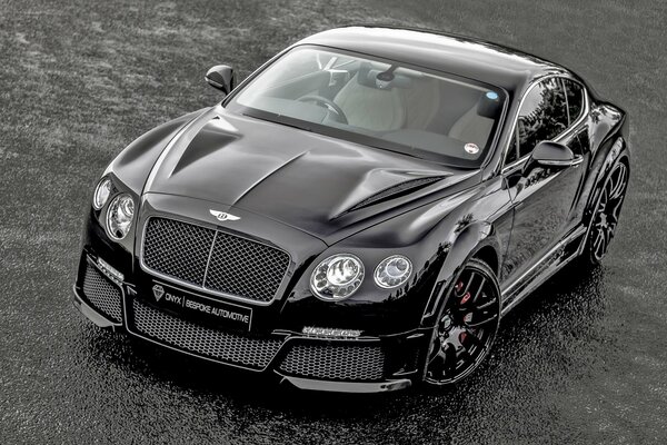 Schwarzer Bentley onyx auf Asphalt