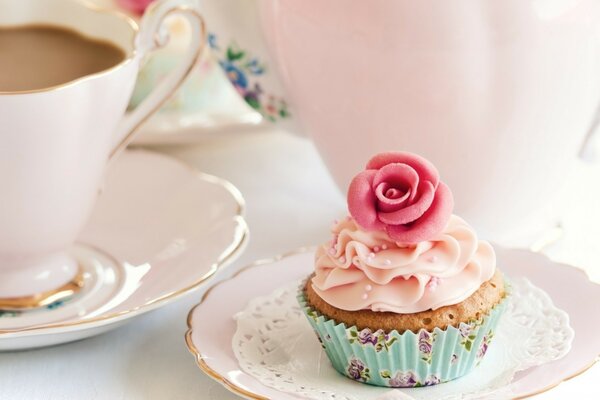 Dessert délicat avec une rose de crème au café