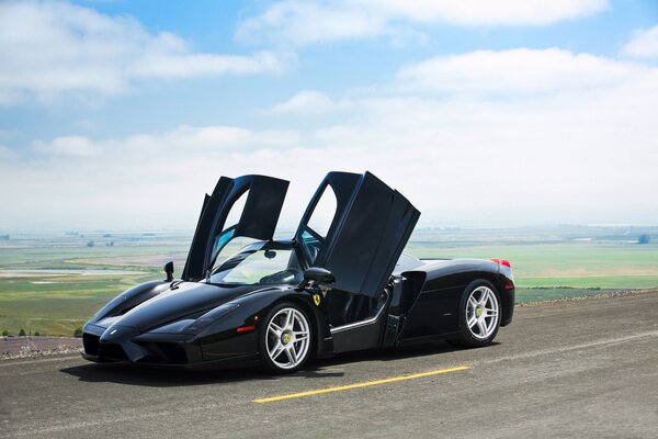 Auto sportiva Ferrari nera con porte aperte