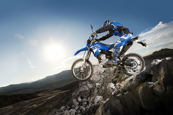 Moto Stunt dans les montagnes