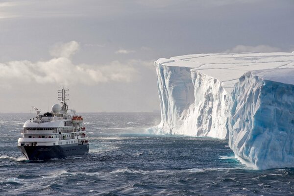 Ein kalifornischer Liner und ein harter kalter Eisberg