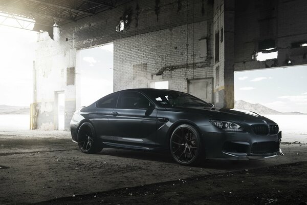 BMW noir présenté tard dans la nuit