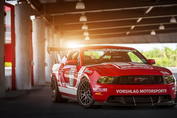 Ford Mustang rojo en el estacionamiento