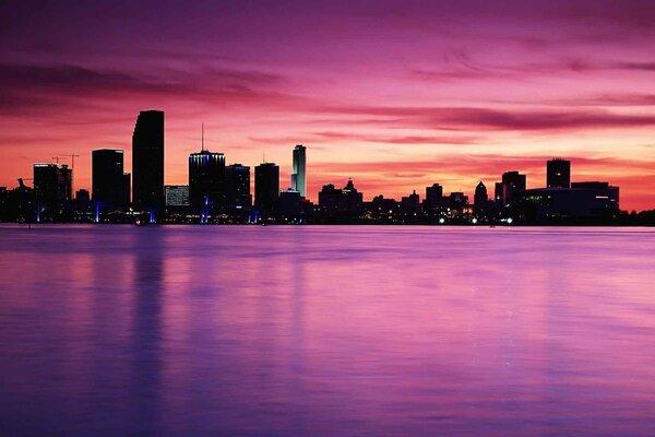 La ciudad en el fondo de una puesta de sol rosa