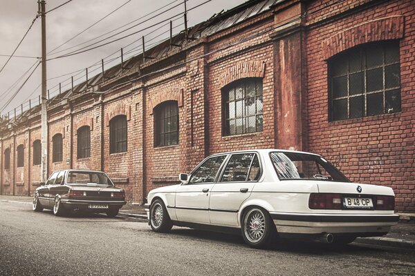 Bmw E21 sedán cerca de un edificio de ladrillo