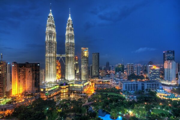 Luci di alte torri di notte in Malesia