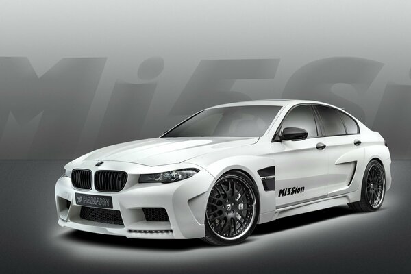 Voiture BMW M5 corps Berline blanc