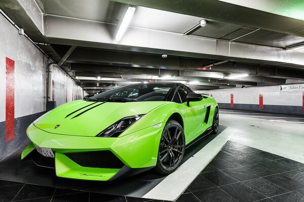 Lamborghini w kolorze limonkowym zaparkowane w hangarze