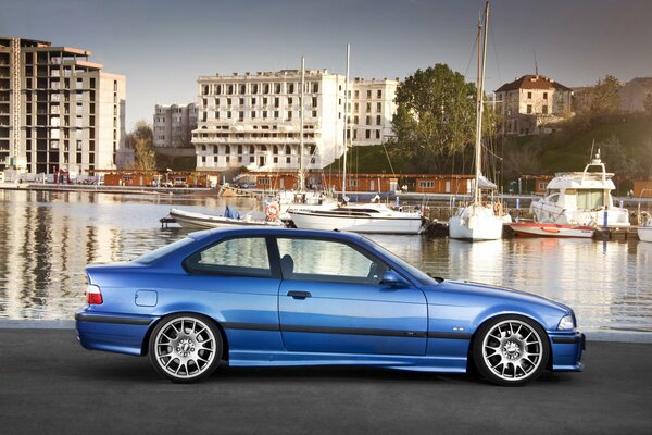 Voiture bleue sur le quai