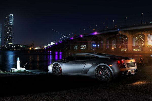 Lamborghini Gallardo przy moście nocą
