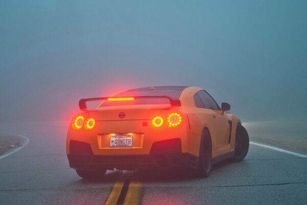 Stop signal lights are now Nissan in the fog