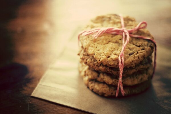 Biscuits liés par un fil sur la table