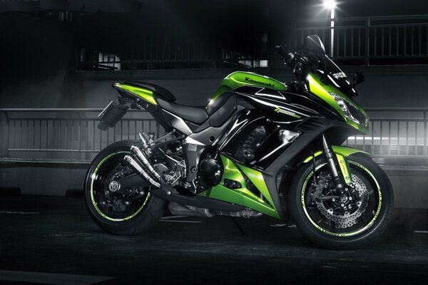 La moto deportiva Kawasaki verde es un verdadero japonés