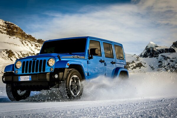 Jeep wrangler polar едет по снежной дороге