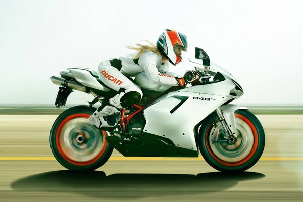Pilota in bianco su una moto Ducati