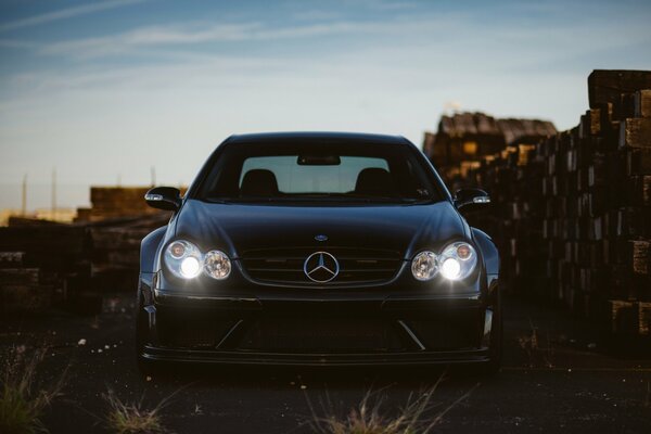 Luce dei fari di Mercedes al crepuscolo