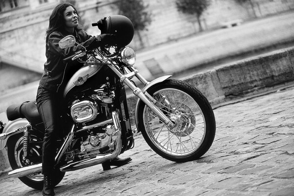 Foto in bianco e nero di una ragazza motociclista