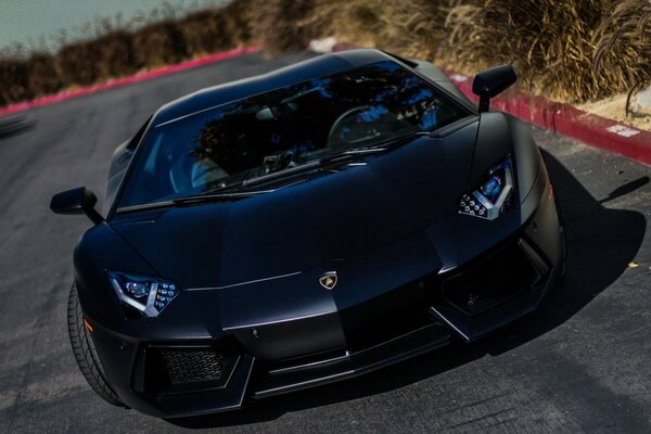 Черный спортивный автомобиль Lamborghini