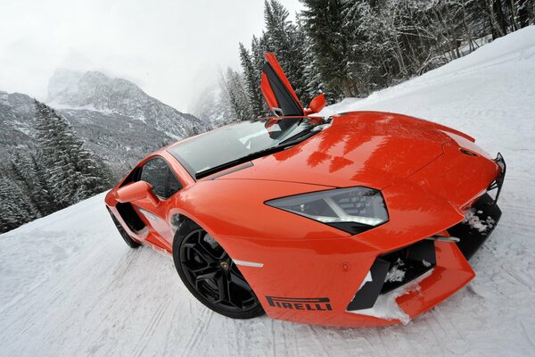 Lamborghini Coral Sportwagen im Winter auf einer verschneiten Straße