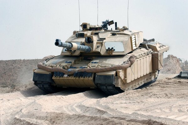 Tanque británico challenger 2 en el desierto