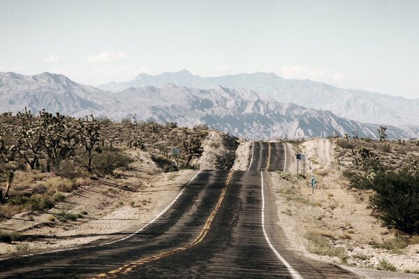 Un camino trepador entre la arena y las montañas